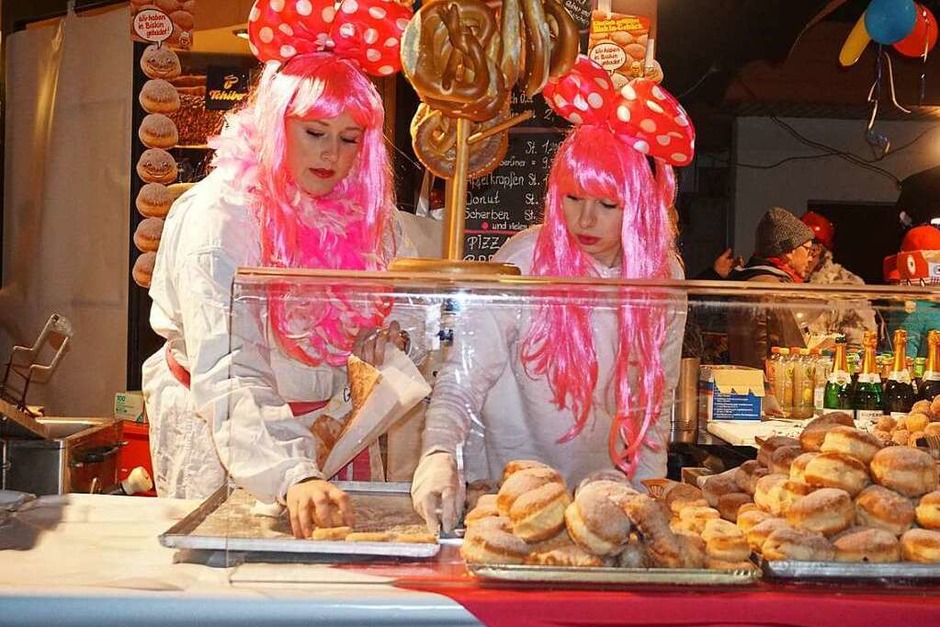 Beim Fackelumzug in Oberwinden: Auch an der Fasnet muss irgend jemand arbeiten. (Foto: Helmut Häringer) Beim Fackelumzug in Oberwinden: Auch an der Fasnet muss irgend jemand arbeiten. (Foto: Helmut Häringer)
