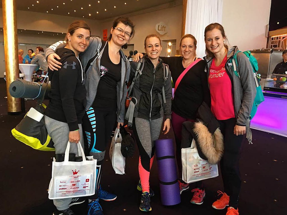 Power-Ladies aus München in Sportmontur und mit Goodiebags.  | Foto: Jennifer Reyes