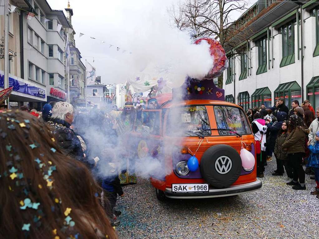 Die Hippies aus Rickenbach lieen es mchtig rauchen. Ganz im 1968er-Look auch das Auto – mit SK-Kennzeichen