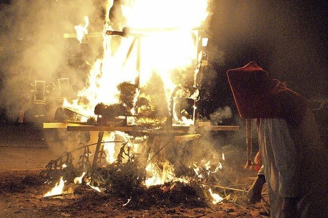 Ende der Fasnacht: Bg und Bantle werden am Vorabend des Aschermittwoch dem Feuer bergeben