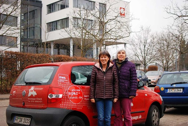 Cornelia Pranzas (links) und Elke Brun...h frs Energiesparen im Landkreis ein.  | Foto: Louis Gro