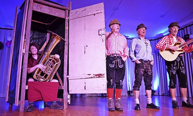 Die Rimsinger Bube zeigten,  welche un...rghalle ein Knieballett auf (rechts).   | Foto: Hans-Jochen Voigt