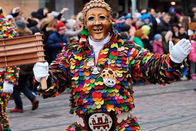 Fotos: Zehntausende Zuschauer feiern beim Rosenmontagsumzug in Freiburg