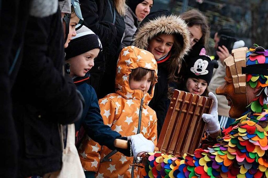 Trotz der frostigen Temperaturen kamen zehntausende Besucher zum Umzug durch die Freiburger Innenstadt. (Foto: Miroslav Dakov) Trotz der frostigen Temperaturen kamen zehntausende Besucher zum Umzug durch die Freiburger Innenstadt. (Foto: Miroslav Dakov)