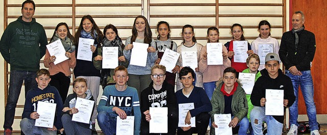18 Schler aus neun Schulen im Landkre...hulsportmentoren-Zertifikat erhalten.   | Foto: Louis Gross