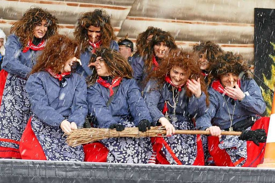 Faszinierend, ideenreich, witzig und kritisch: Die Gruppen beim Bühnenspiel schwebten zwischen Himmel und Hölle. (Foto: Juliane Kühnemund) Faszinierend, ideenreich, witzig und kritisch: Die Gruppen beim Bühnenspiel schwebten zwischen Himmel und Hölle. (Foto: Juliane Kühnemund)