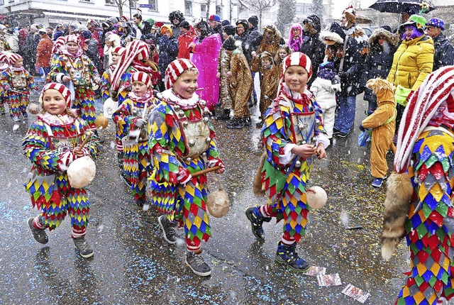 Mal Sonne, mal Schnee Fasnetmendigumzug in Neustadt  | Foto: Peter Stellmach