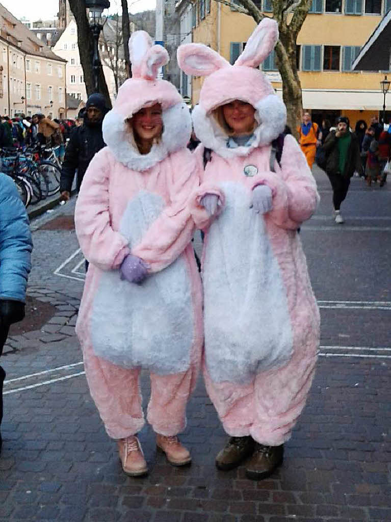 Diese beiden Frauen haben sich als Hasen verkleidet.