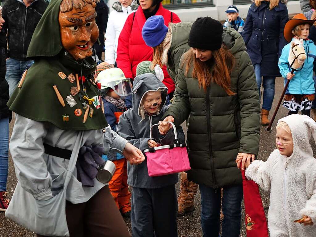 Im Freien trugen auch die Fahrnauer Kinder dicke Jacken