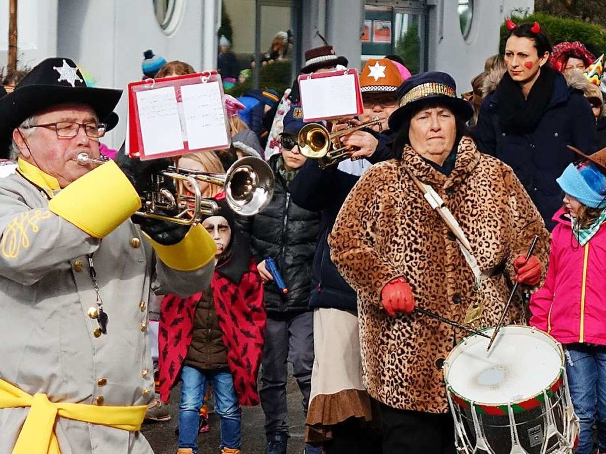 Kinderumzug in Fahrnau mit Musikbegleitung