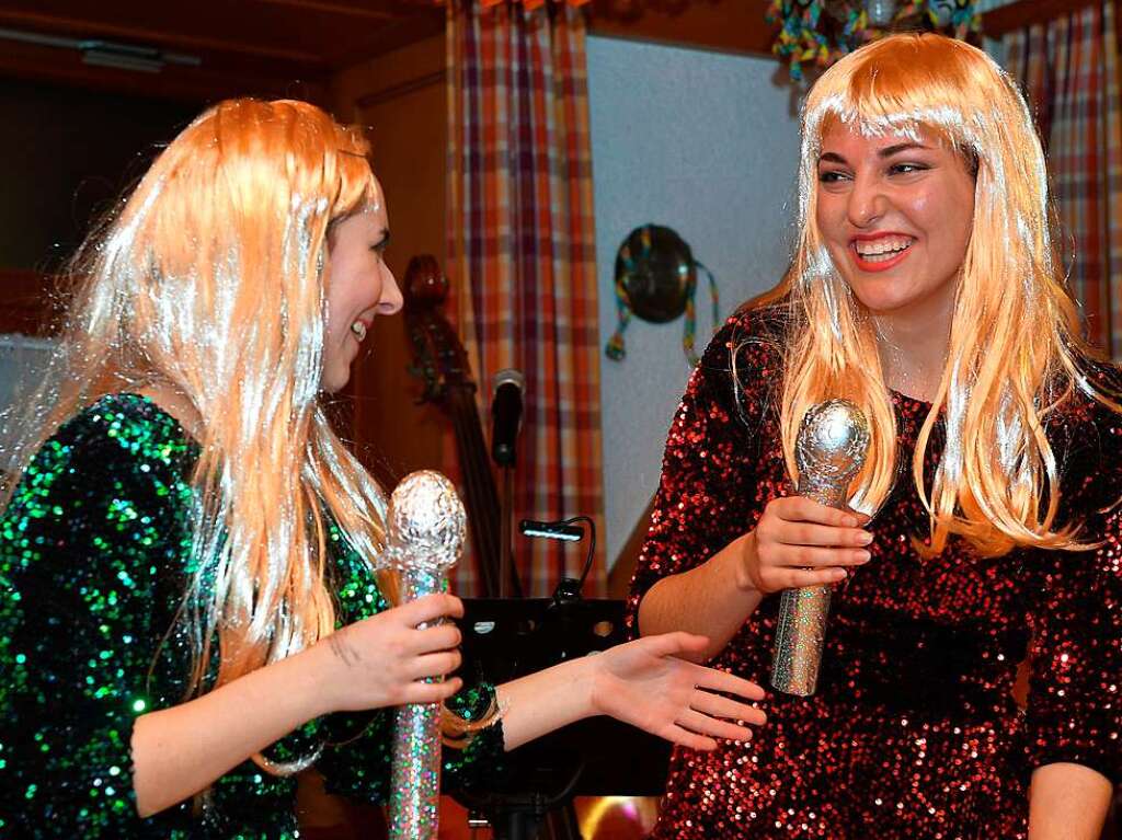 Umjubelte Premiere beim Wellendinger Kostmball fr Jenny Wiehl und Marie Ghring, den zwei Helenes.