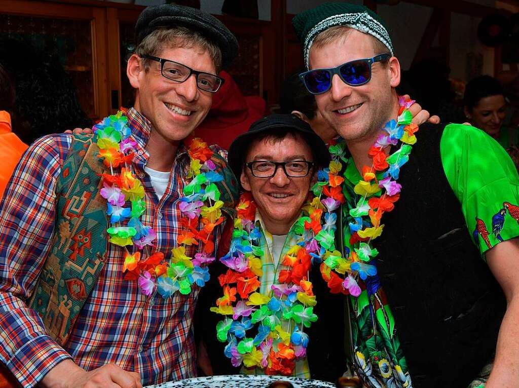 Diese drei Wellendinger genieen die Schlagerparty im Felsenkeller.