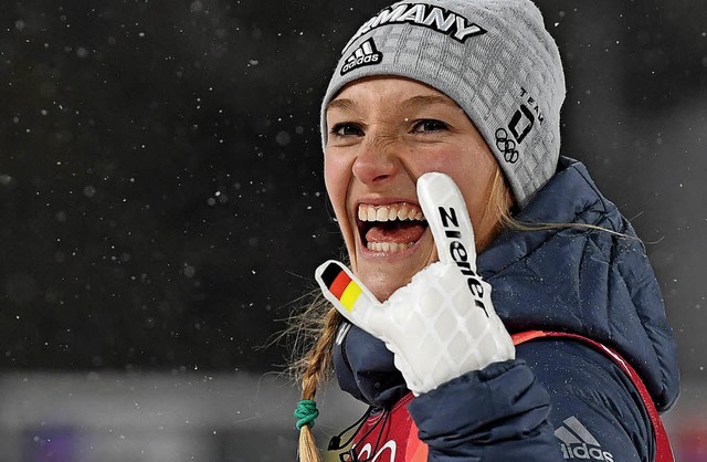 Zeichen der  Freude:  Katharina Althau...lbermedaille beim Frauen-Skispringen.   | Foto: dpa