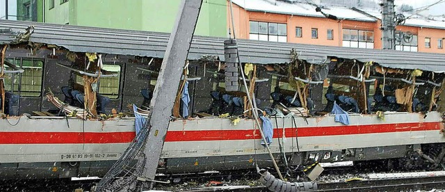 Die komplette Fensterfront eines Waggons wurde durch den Unfall aufgerissen.   | Foto: dpa
