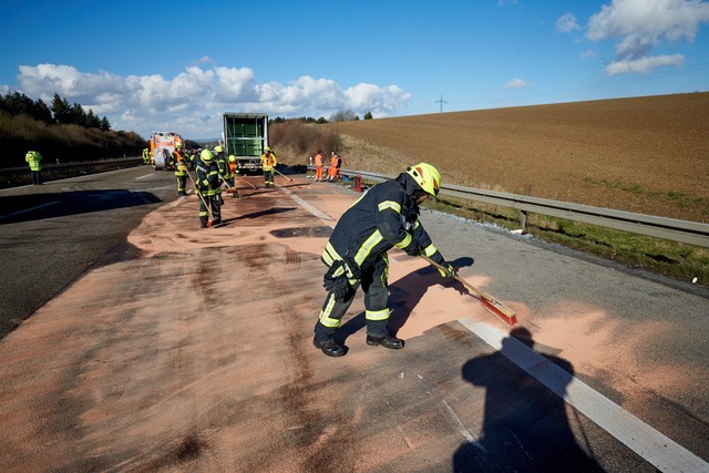 Nach einem Unfall zwischen einem Reise...ebus auf einen weiteren LKW geschoben.  | Foto: dpa