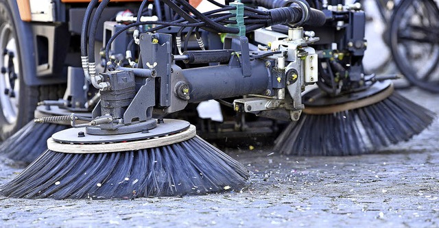 Eine Kehrmaschine befreit das Pflaster...rktplatz in Emmendingen vom Konfetti.   | Foto: Jonas Hirt