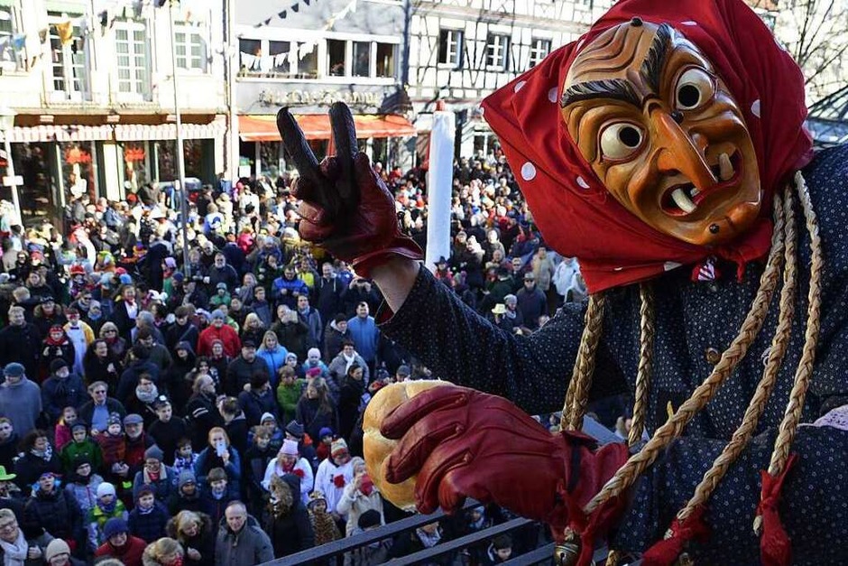 Das Fasnachtsdienstag in Offenburg: Noch einmal stemmt sich die Fasent farbenprächtig gegen das unweigerliche Ende. (Foto: röderer) Das Fasnachtsdienstag in Offenburg: Noch einmal stemmt sich die Fasent farbenprächtig gegen das unweigerliche Ende. (Foto: röderer)
