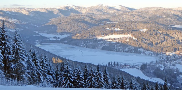 Blick  hinber zum Hchsten, der Titisee hat nur eine zarte Haut.  | Foto: Peter Stellmach