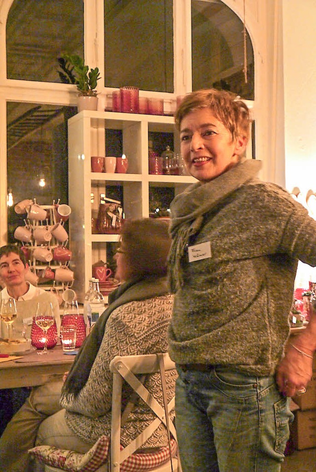 Maria-Luise Krmer erzhlt von ihrem R...aum, dem Offenburger Caf Mama Maria.   | Foto: Heidi Ast