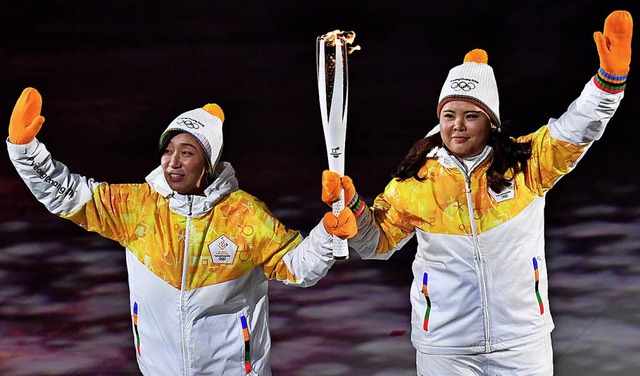 Eishockeyspielerinnen aus Nord- und S...nungsfeier das olympische Miteinander.  | Foto: dpa