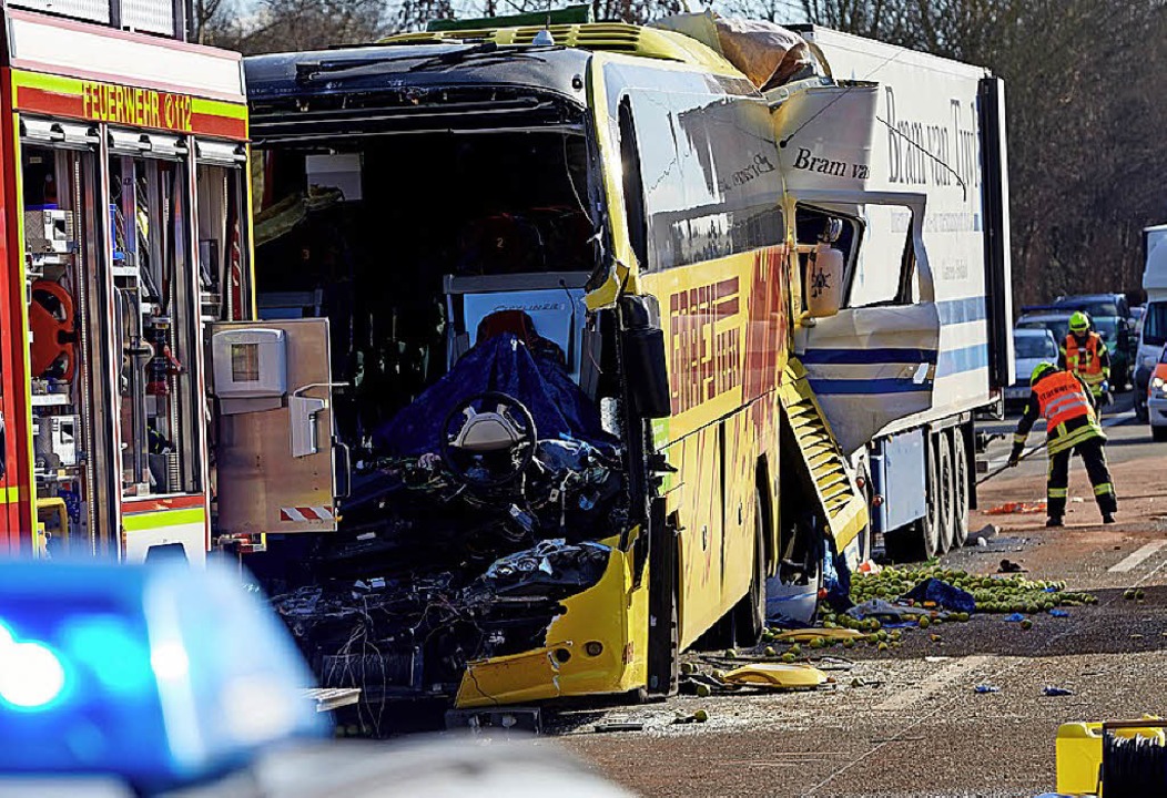 Schwerer Unfall Mit Reisebus - Panorama - Badische Zeitung