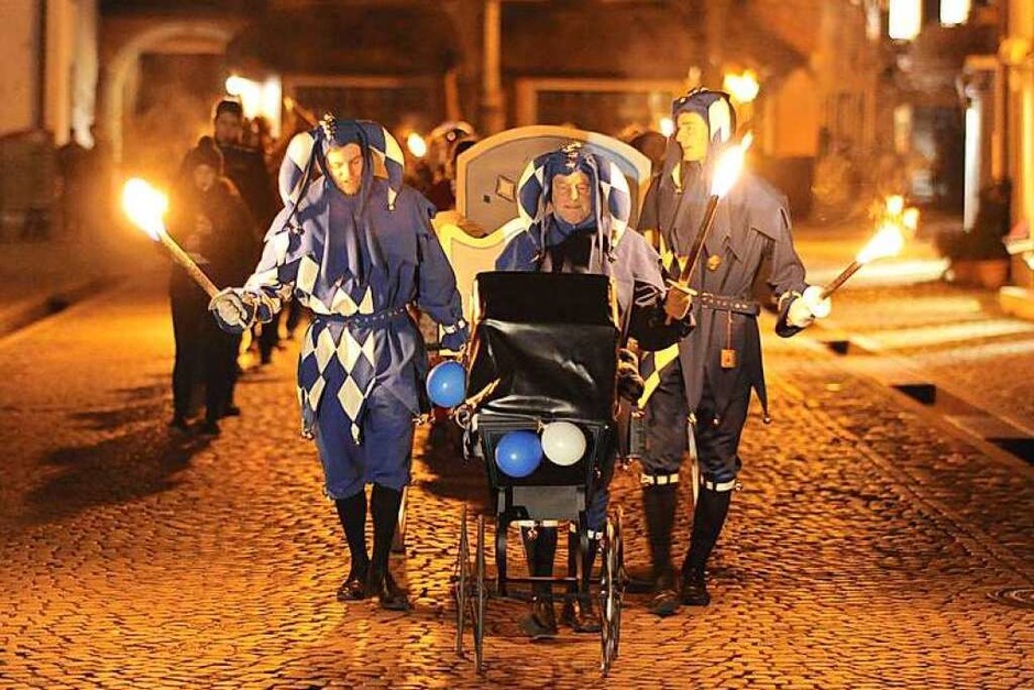 Mit dem traditionellen Trauerumzug und der Fasnetsverbrennung auf dem Marktplatz ging in der Nacht auf Aschermittwoch die Fasnetsaison der Schelmenzunft in Staufen zuende. (Foto: Hans-Peter Müller) Mit dem traditionellen Trauerumzug und der Fasnetsverbrennung auf dem Marktplatz ging in der Nacht auf Aschermittwoch die Fasnetsaison der Schelmenzunft in Staufen zuende. (Foto: Hans-Peter Müller)