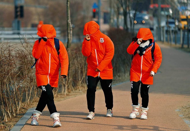 Mitglieder des japanischen Teams scht...Wind auf dem Weg zum Olympischen Dorf.  | Foto: dpa