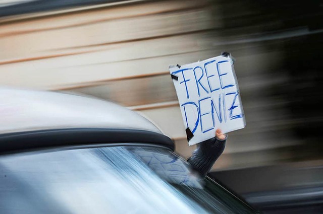 &quot;Free Deniz&quot; steht am 28.02....inhaftierten Journalisten Denis Ycel.  | Foto: dpa