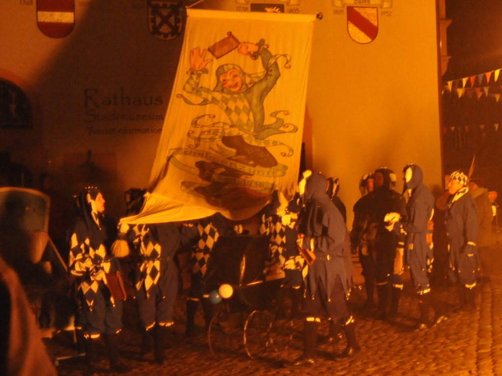 Mit dem traditionellen Trauerumzug und der Fasnetsverbrennung auf dem Marktplatz ging in der Nacht auf Aschermittwoch die Fasnetsaison der Schelmenzunft in Staufen zuende.