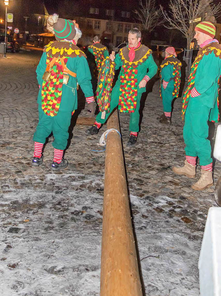 Die Lenzkircher Dengele fllten den Jubilums-Narrenbaum mit der Handsge.