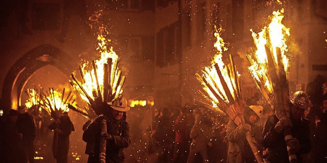 Aufgepasst: Feurig geht es zu beim Chienbse-Umzug in Liestal bei Basel.   | Foto: AFP