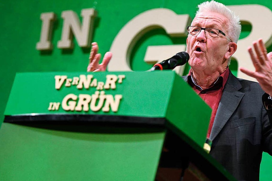 Baden-Württembergs Ministerpräsident Winfried Kretschmann (Grüne) ist nach eigenen Angaben gespannt auf die geplante Erweiterung des künftigen Bundesinnenministeriums um den Bereich Heimat. Man frage sich jedoch: „Was macht das?“, sagte er beim politischen Aschermittwoch der baden-württembergischen Grünen in Biberach. (Foto: dpa) Baden-Württembergs Ministerpräsident Winfried Kretschmann (Grüne) ist nach eigenen Angaben gespannt auf die geplante Erweiterung des künftigen Bundesinnenministeriums um den Bereich Heimat. Man frage sich jedoch: „Was macht das?“, sagte er beim politischen Aschermittwoch der baden-württembergischen Grünen in Biberach. (Foto: dpa)