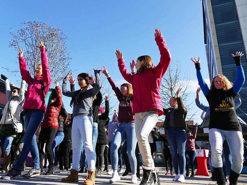 One Billion Rising – eine Milliarde erheben sich: Frauen tanzten am Mittwoch auf dem Bahnhofplatz in Bad Krozingen bei einem Flashmob des Aktionstags, der auf die Gewalt aufmerksam machen will, die Frauen weltweit angetan wird.