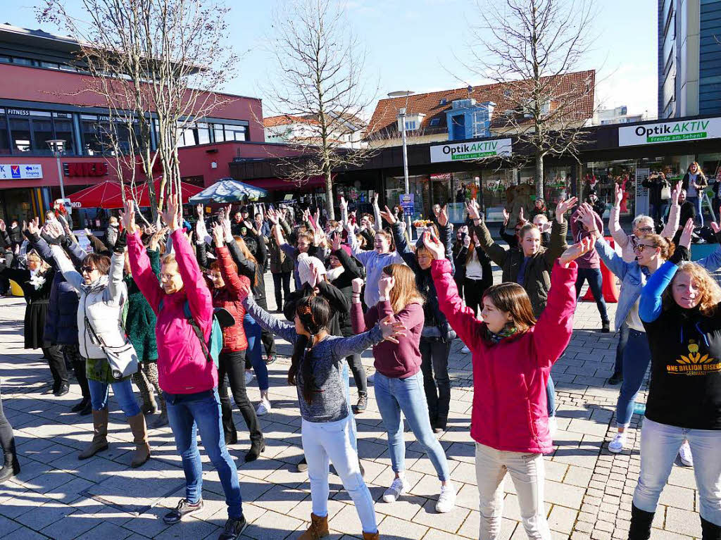 One Billion Rising – eine Milliarde erheben sich: Frauen tanzten am Mittwoch auf dem Bahnhofplatz in Bad Krozingen bei einem Flashmob des Aktionstags, der auf die Gewalt aufmerksam machen will, die Frauen weltweit angetan wird.