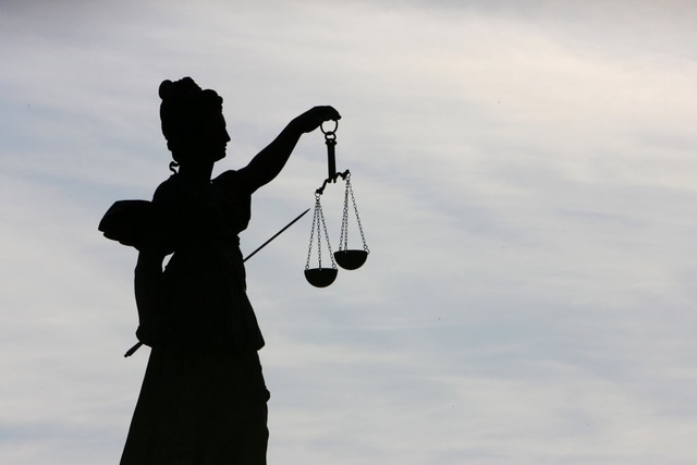 JDie Gttin Justitia ist das Symbol fr Gerechtigkeit und Justiz.  | Foto: dpa-tmn