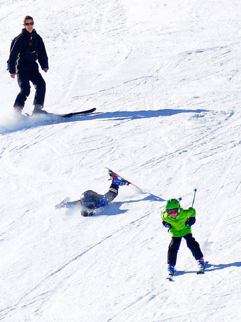 Die verschneite Landschaft rund um den Schauinsland ist ein Gedicht. Bei strahlendem Sonnenlicht genieen Wintersportler und Ausflgler den Schnee.