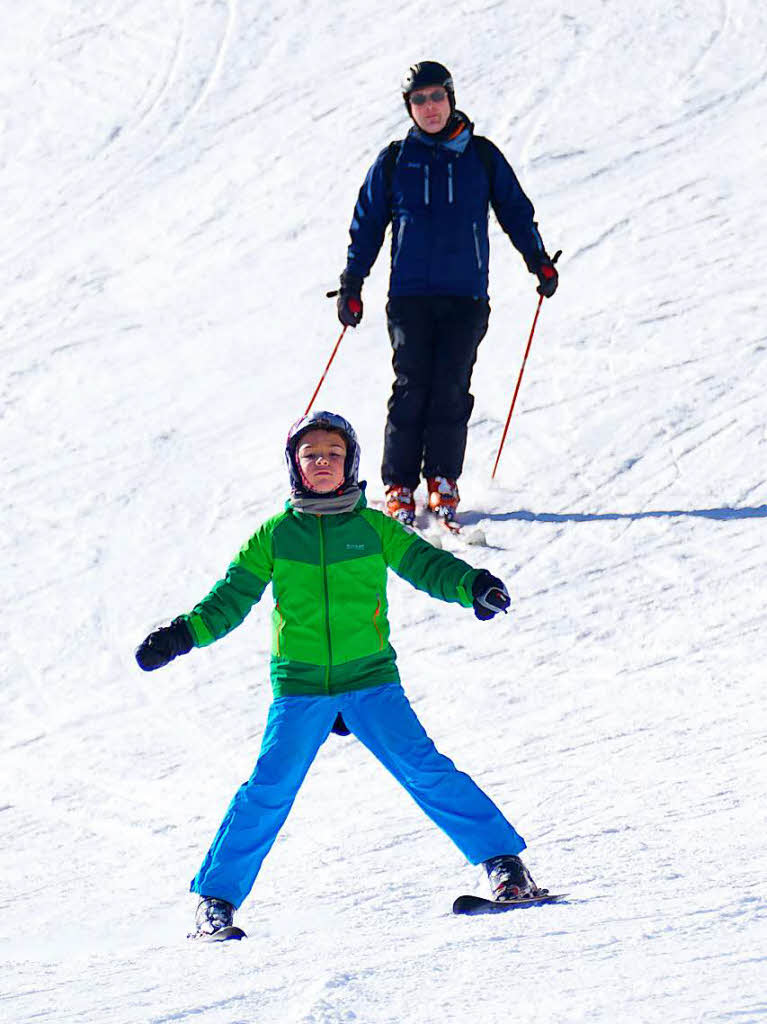 Die verschneite Landschaft rund um den Schauinsland ist ein Gedicht. Bei strahlendem Sonnenlicht genieen Wintersportler und Ausflgler den Schnee.