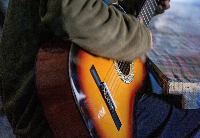 Lust, mit Gitarrenspiel eine gesellige...s kann man Gitarre spielen lernen.      | Foto: DPA/Philipp Laage