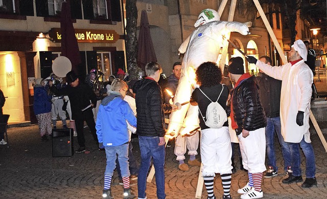 Unter Wehklagen wurde nicht nur in Schopfheim die Fasnacht verbrannt.   | Foto: Stefan Ammann