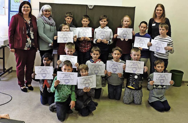 Die kleinen Mathe-Genies freuen sich ...nen von rechts) auch. Sylvia Sredniawa  | Foto: Sylvia Sredniawa