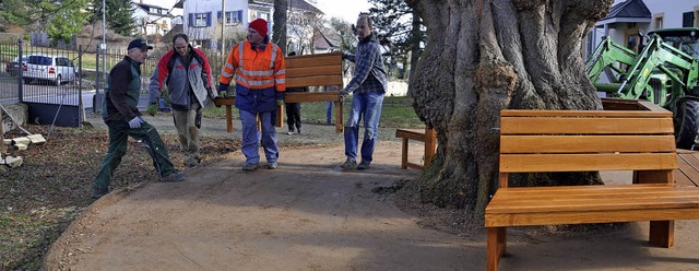 Neue Bank fr die Pfarrhauslinde: In e...haftsrat Tannenkirch und Brger ttig.  | Foto: Jutta Schtz