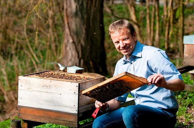 Peter Rosenkranz, Leiter der Landesans...sitt Hohenheim, mit einem Bienenstock  | Foto: Oskar EYB