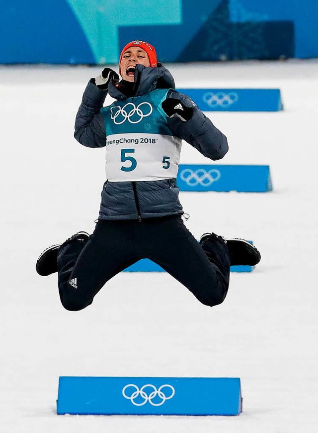 Da darf man schon mal abheben: Eric Frenzel feiert seinen erneuten Olympiasieg.  | Foto: dpa
