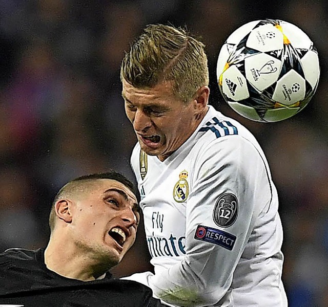 Real-Spieler Toni Kroos (rechts) im Ko...uell mit dem Italiener Marco Verratti   | Foto: afp