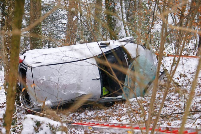 Nach dem Bschungssturz kam das total ...rte Fahrzeug auf der Seite zum Liegen.  | Foto: Werner Probst