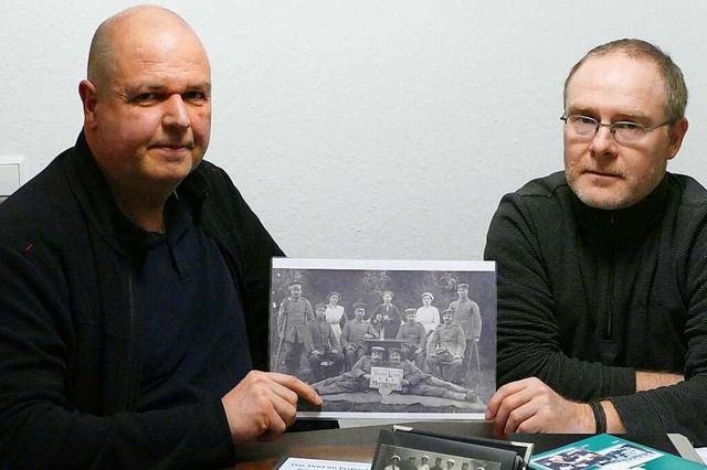 Christian Roser (links) und Uwe Schell... Verletzte und zwei Pflegekrfte zeigt  | Foto: Lena Marie Jrger