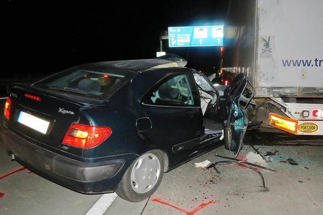 Der schwerbeschdigte Wagen am Unfallort   | Foto: Polizei
