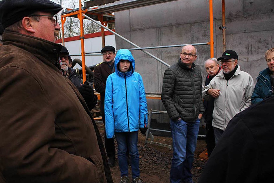 Knapp 50 BZ-Leser konnten bei einer Führung die Bauarbeiten für das generalüberholte Freibad besichtigen (Foto: Patrik Müller) Knapp 50 BZ-Leser konnten bei einer Führung die Bauarbeiten für das generalüberholte Freibad besichtigen (Foto: Patrik Müller)