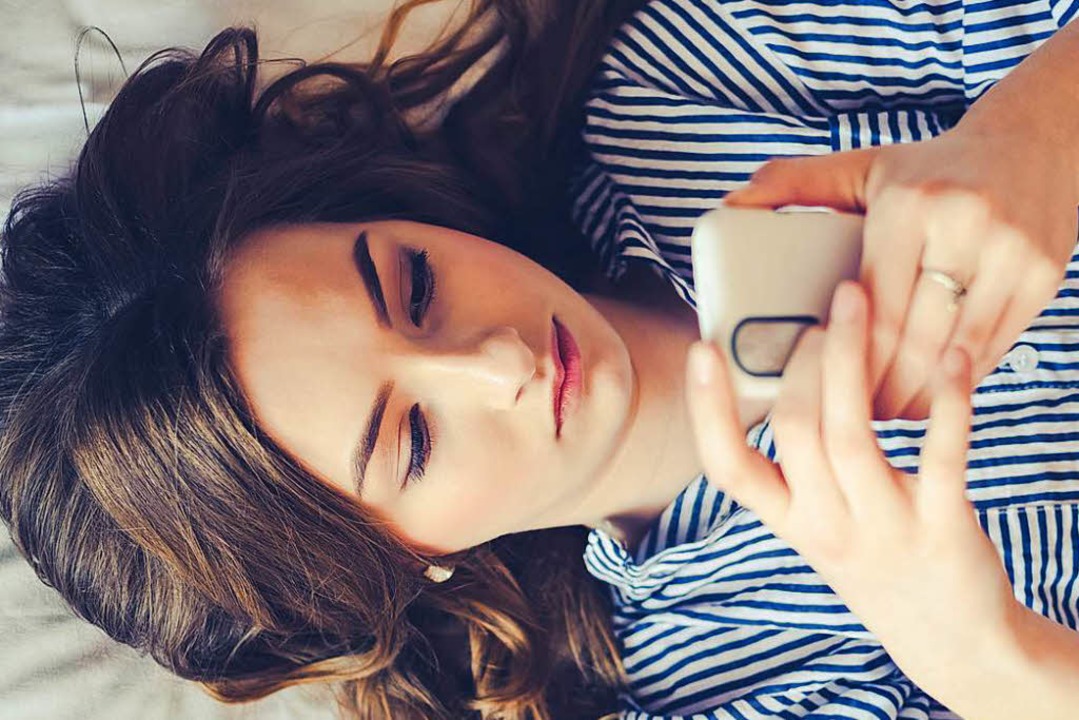 Im Bett liegen und ziellos scrollen ha...und Facebook noch chronologisch waren.  | Foto: Nelly Kovalchuk (Adobe Stock)