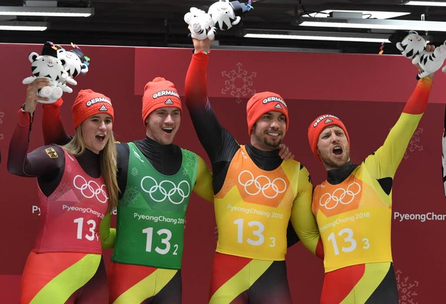 Natalie Geisenberger (von links), Joha...und Tobias Arlt freuen sich ber Gold.  | Foto: AFP